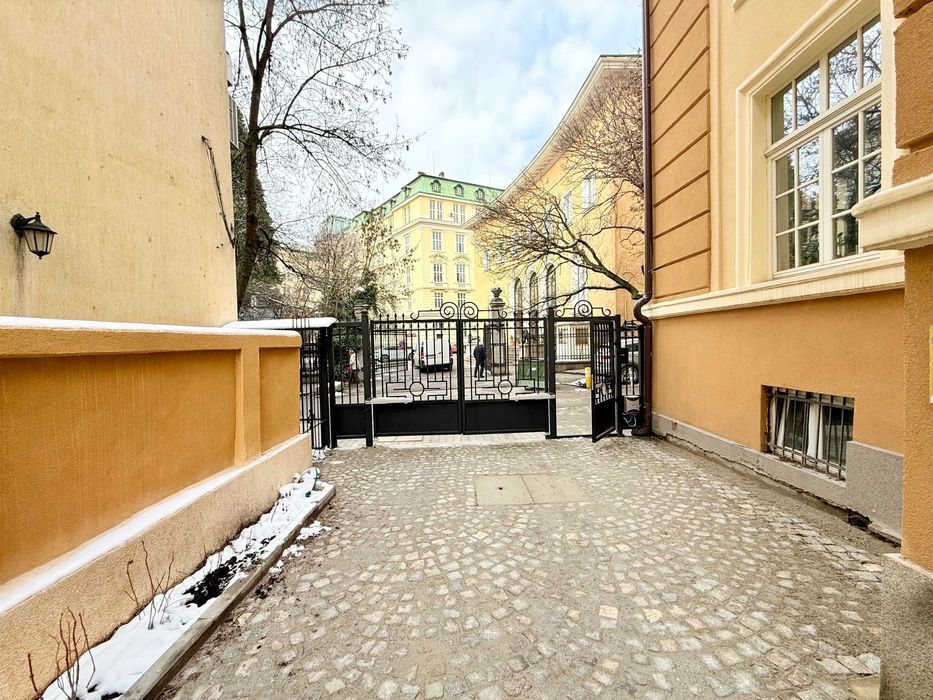 Дава се под наем Многостаен апартамент в София, Докторски паметник - 226 кв.м за 2792.76 € - Снимка #17