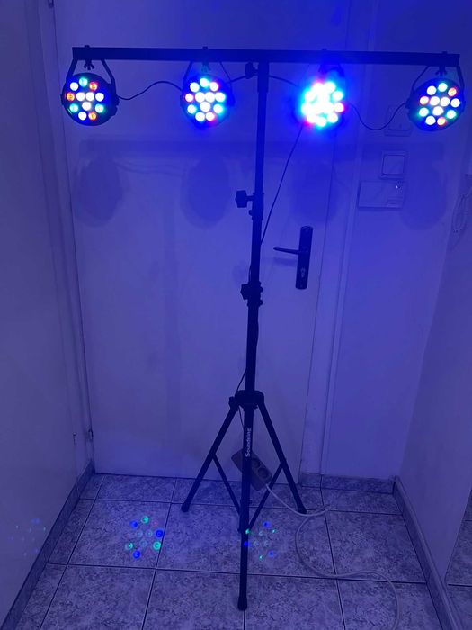 Продавам комплект мобилна стойка и 4 бр. LED PAR осветление