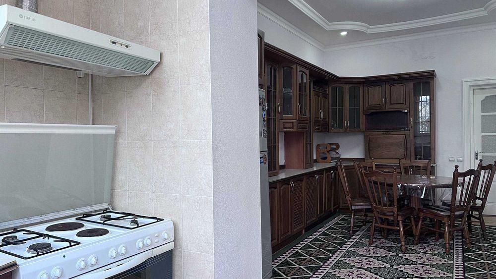 Ойбек м. (ул.Фидокор) 4 ком(попугайчики) 160 кв.м. укомплектованная