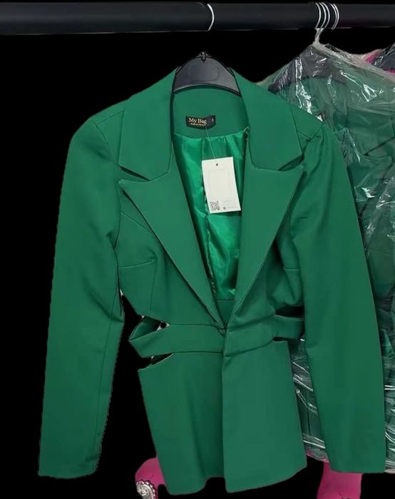 Сако с изрязани елементи