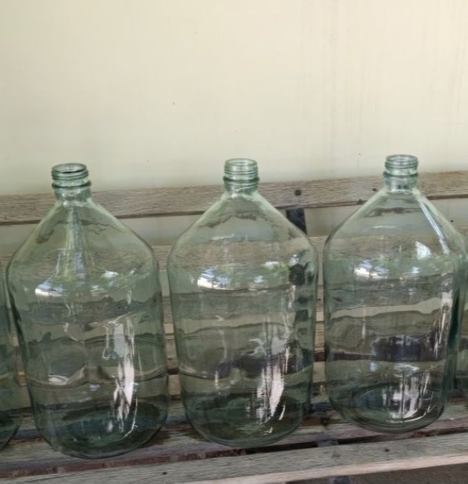 Продаётся бутыли  20 литровые.