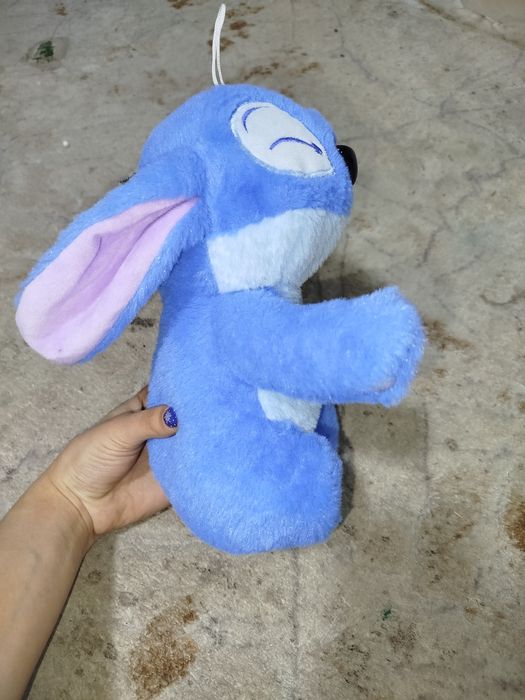 Мягкая плюшевая игрушка в виде Стича.