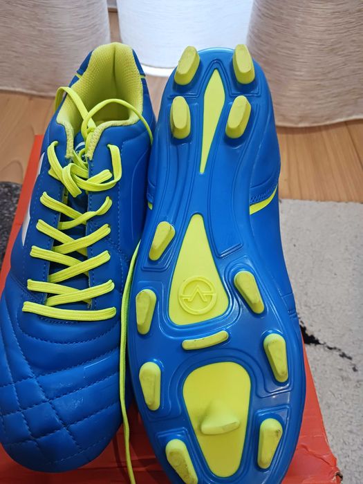 Футболни обувки Victory, 40 номер, носени един път.