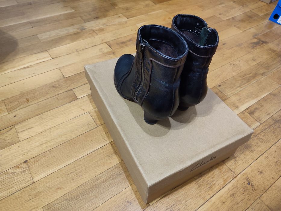 Clarks Lizzie Agra кожени дамски боти на токчета с цип номер 39