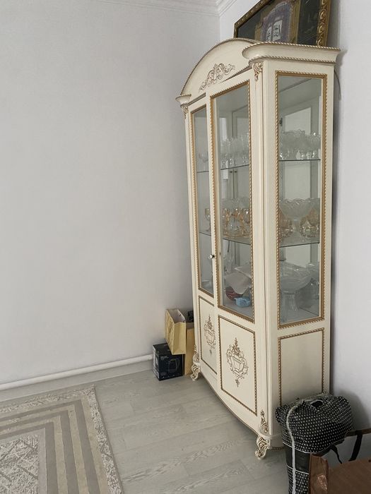 Сервант ақ түсті бу