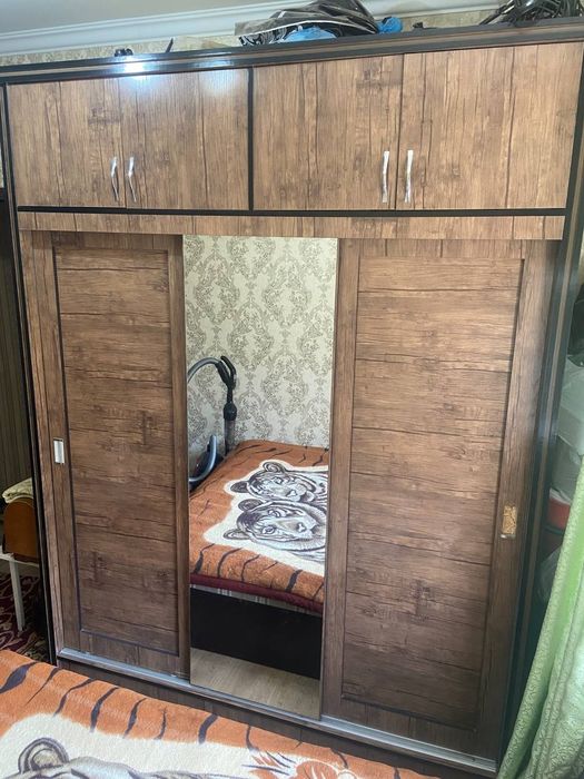 Шкаф для одежды и стол стул на зал