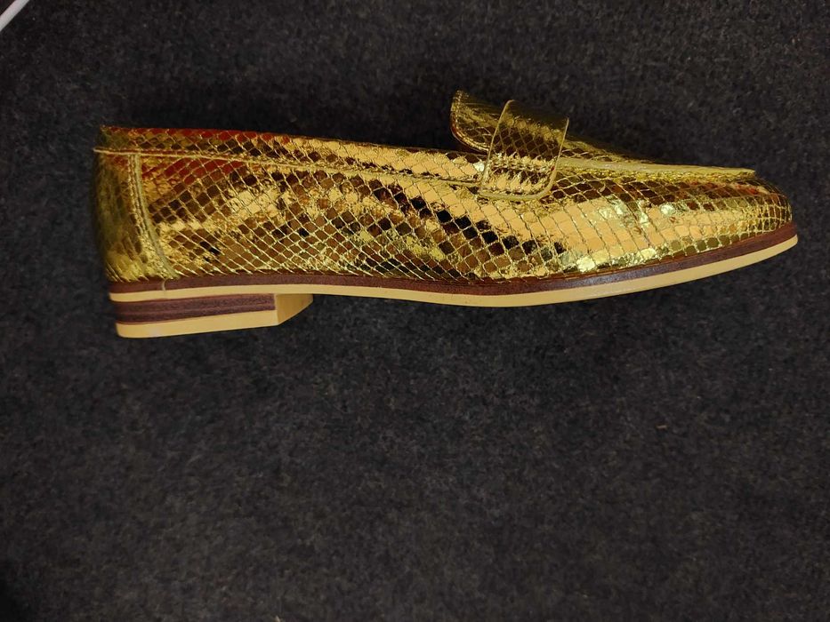 vand  pantofi  de piele si alții sclipiciosi  -noi