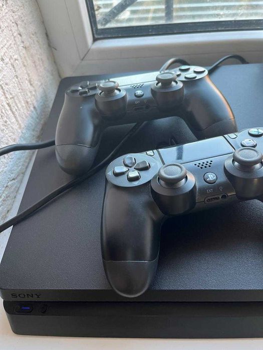 Продается PS4 новый, два джойстика в комплекте