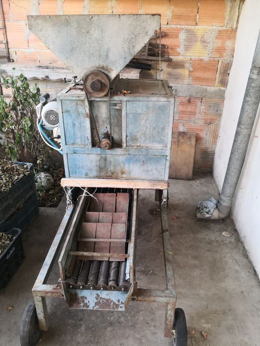 Машина за бадеми.