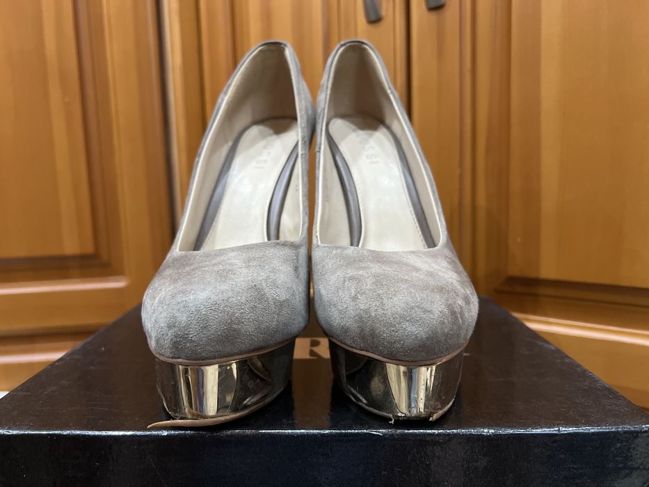 Продам туфли замшевые бежевые