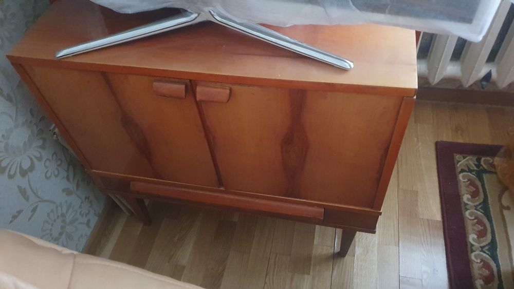 Продаём сервант из красного дерева..Румыния