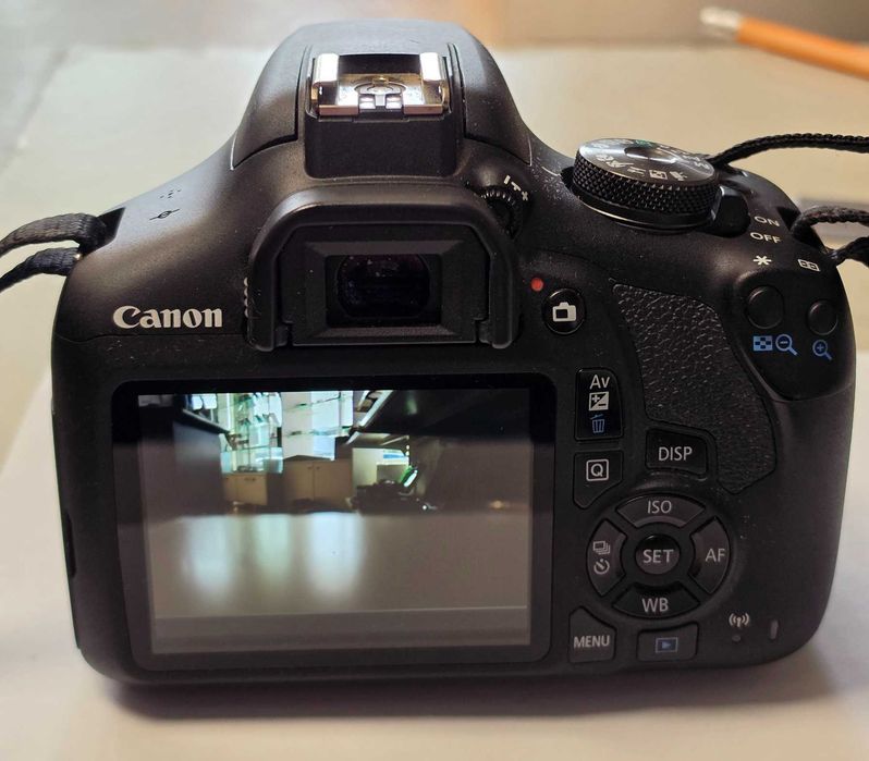 Фотоапарат Canon EOS 2000D +Обектив