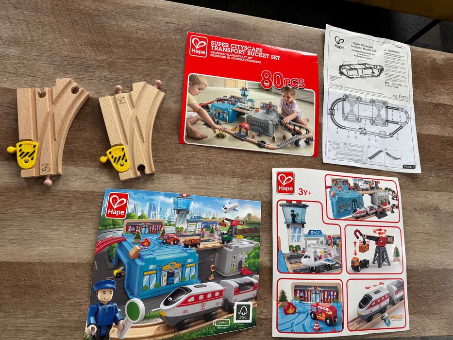 Hape Set tren din lemn Metropolis (80 de piese)