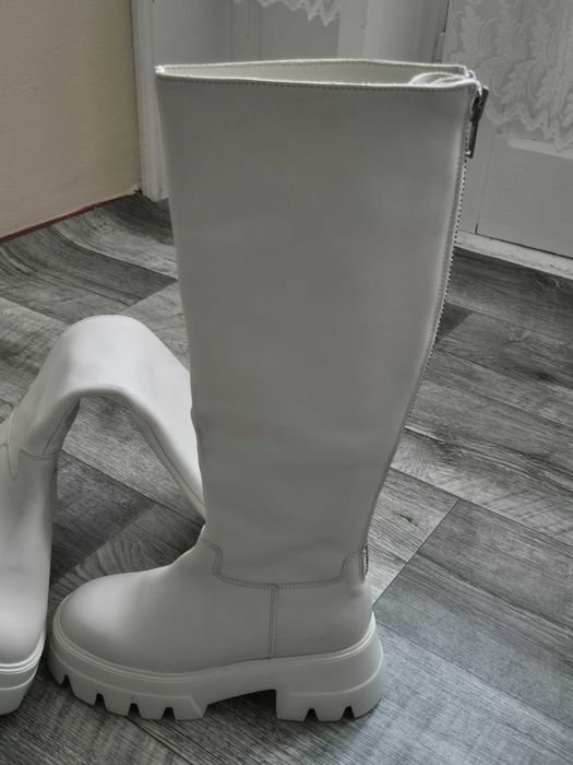 Vand cizme noi marimea 40si 37