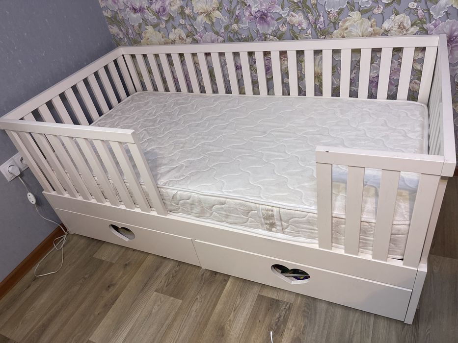 Детская кроватка домик