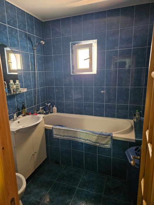 Închiriez apartament cu 2 camere