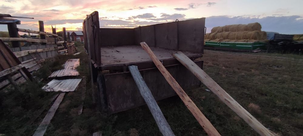 Продам бортовой прицеп