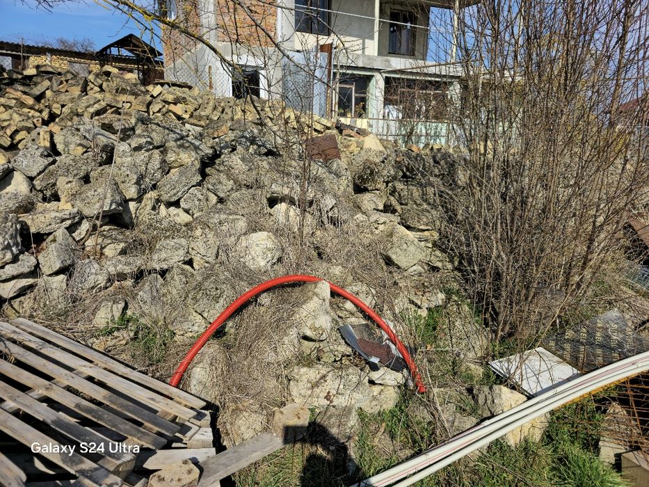 Камък от саборена къща