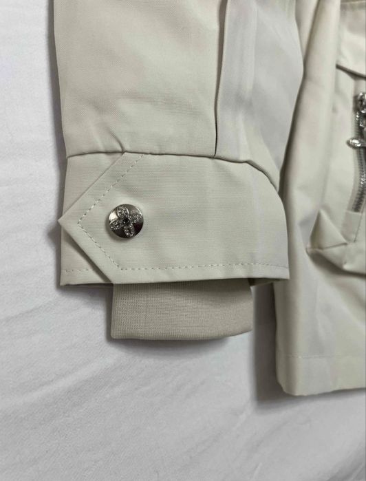 Женская бежевая куртка.