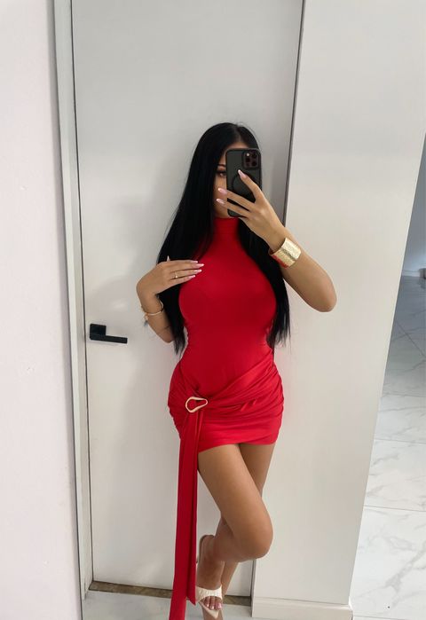 Rochie superba rosie cu detaliu auriu