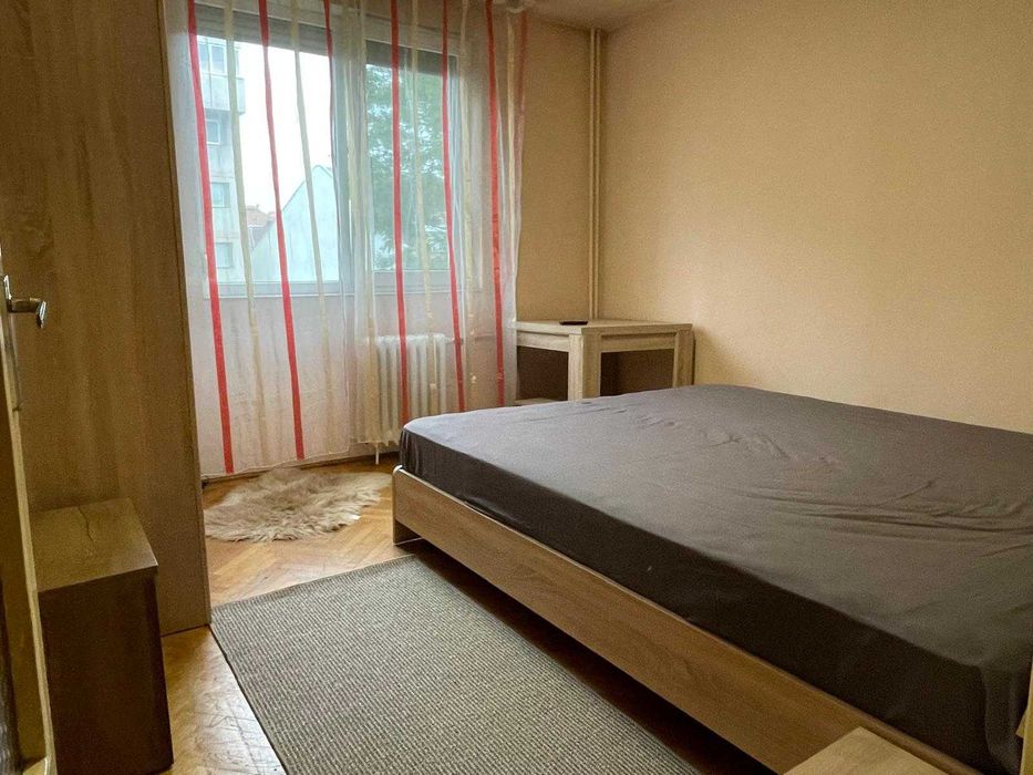 Inchiriez apartament 3 camere, decomandat, ultracentral, etaj 3/10 Bd. Magheru Oradea