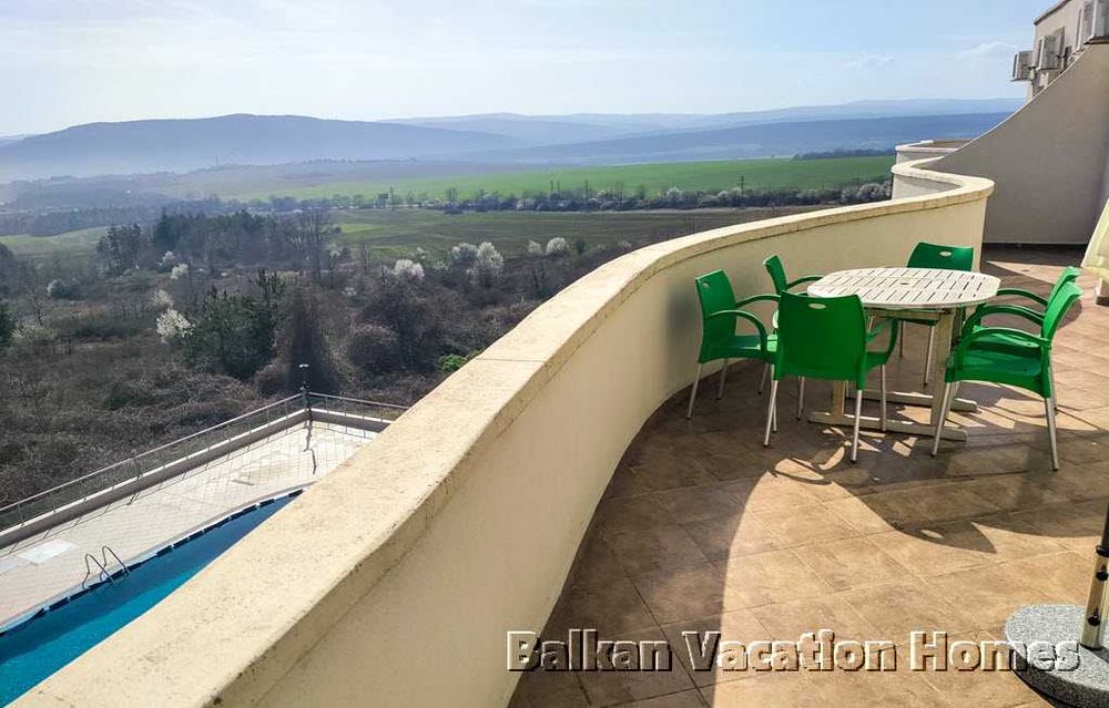 Голям тристаен апартамент с морска панорама в Бяла