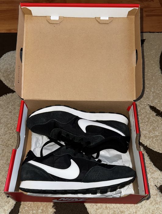 Vând adidași Nike MD Valiant foarte putin folositi