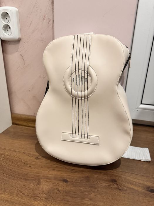 Чанта във формата на акустична китара.