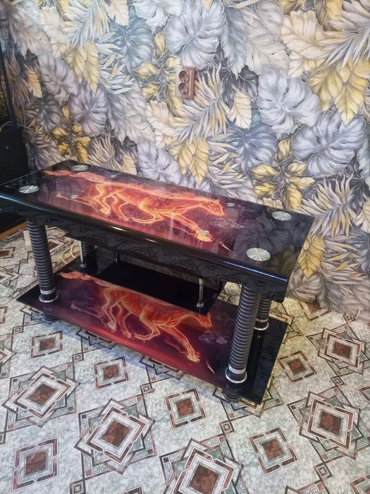 Стеклянный столик-тумба