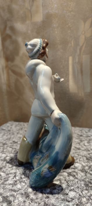 Статуэтка фарфоровая