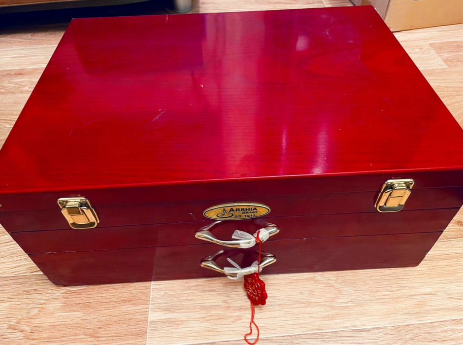 Шикарный набор столовых приборов. Новый. Премиум качество. Торг.