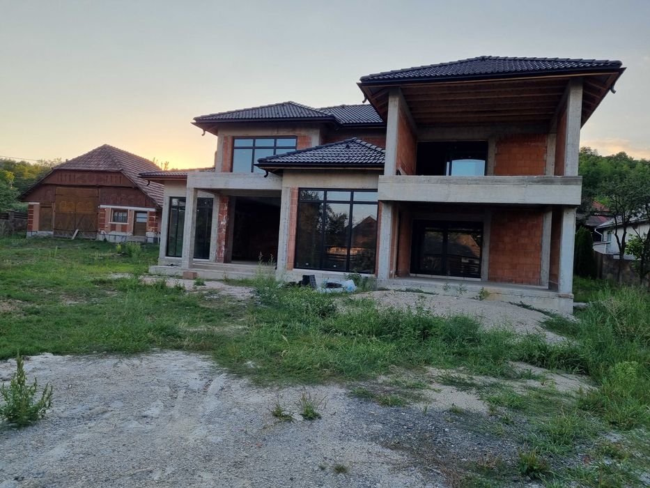 Casa de vânzare cu 20 arii teren Gardani la 28km de Baia Mare