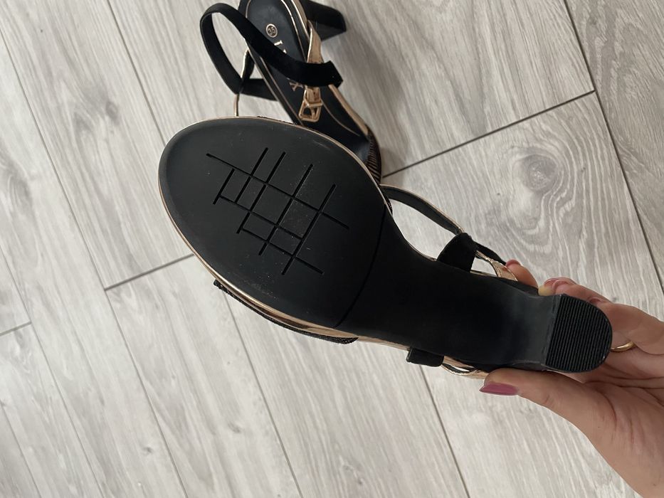 Vand sandale cu toc marimea 35