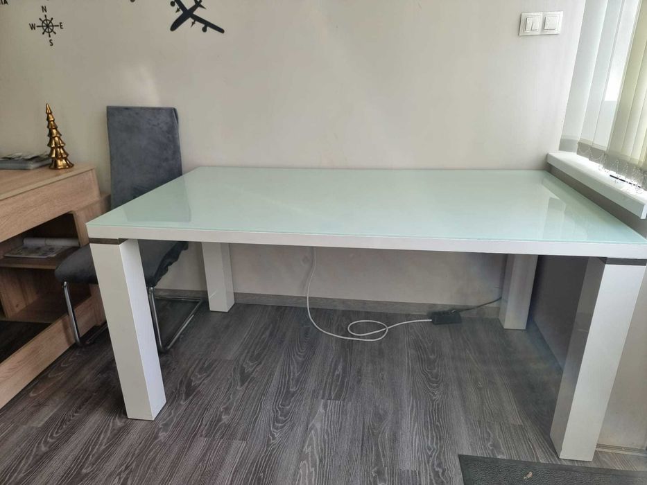 Продавам трапезна маса