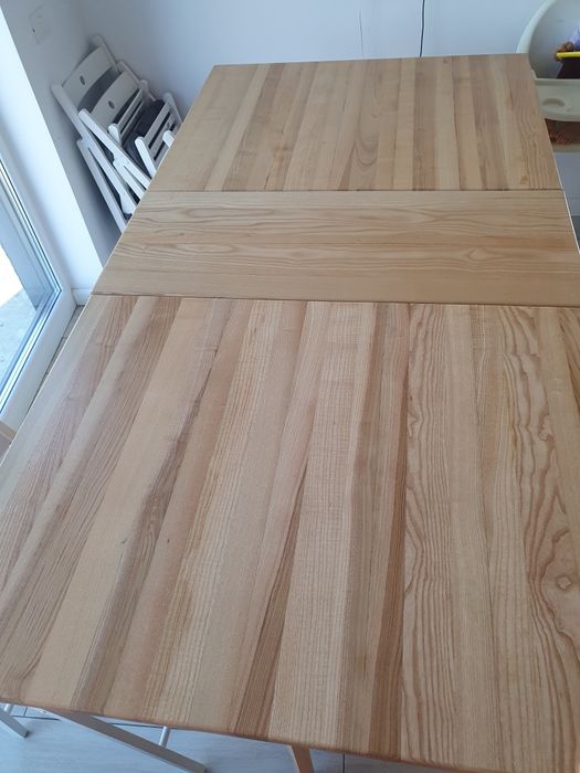 Masa extensibila cu magazie pentru scaune