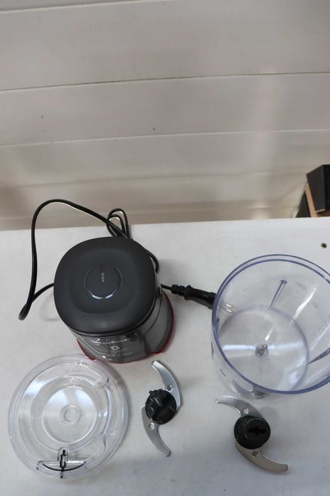 Електрическа чопърка Moulinex Easy Press AT740H с мощен 600W мотор, 4 остри ножа от неръждаема стомана, капацитет 500 мл, лек ДЕФЕКТ!