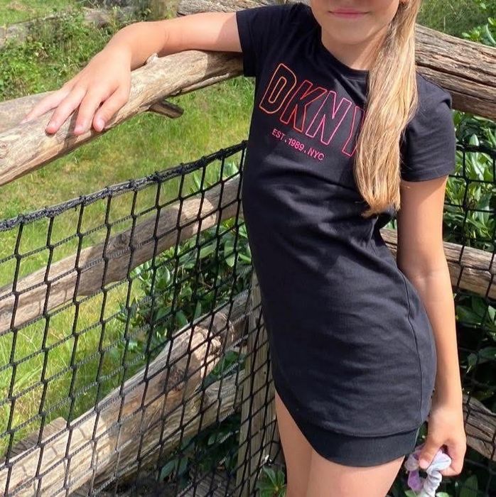 Детска рокля DKNY с цветен надпис