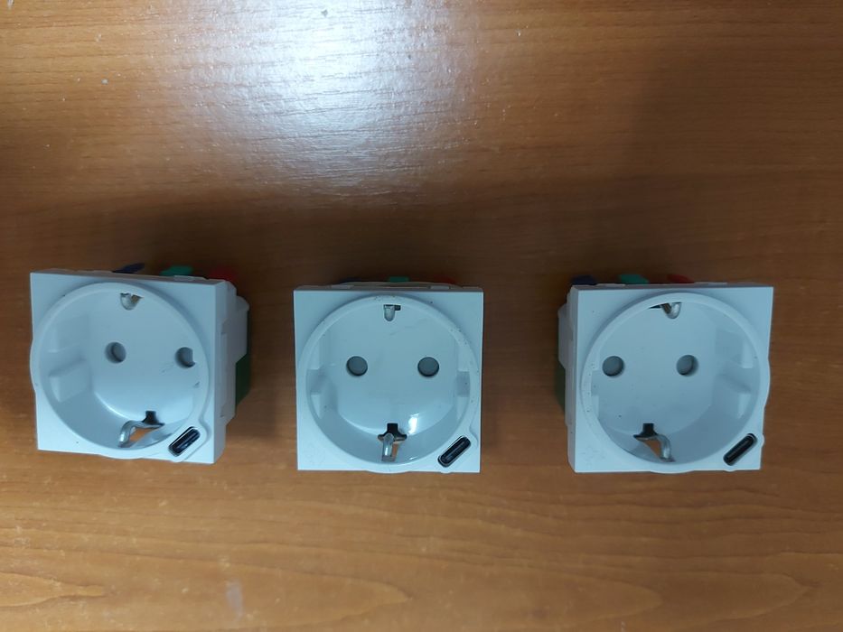 Priza inteligenta.modulara schinider..cu port C