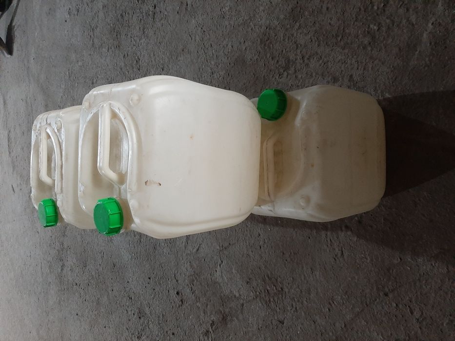 Продам канистры пластмассовые.