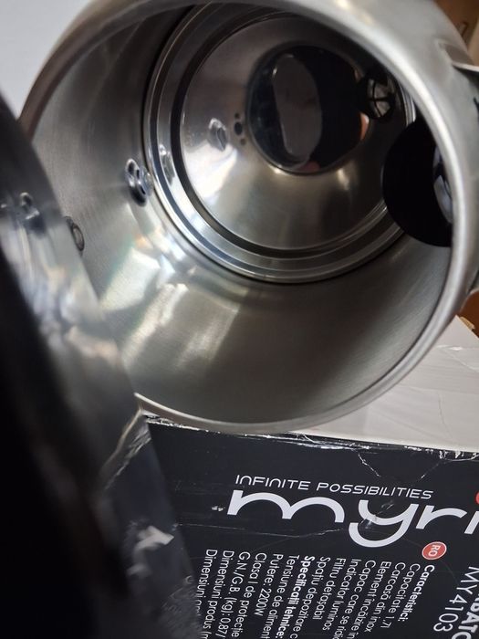 Vând fierbător de apă MYRiA  1.7  litri. Putere 2200W .Preț negociabil.