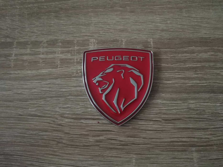 металнa емблема Peugeot червено със сребристо