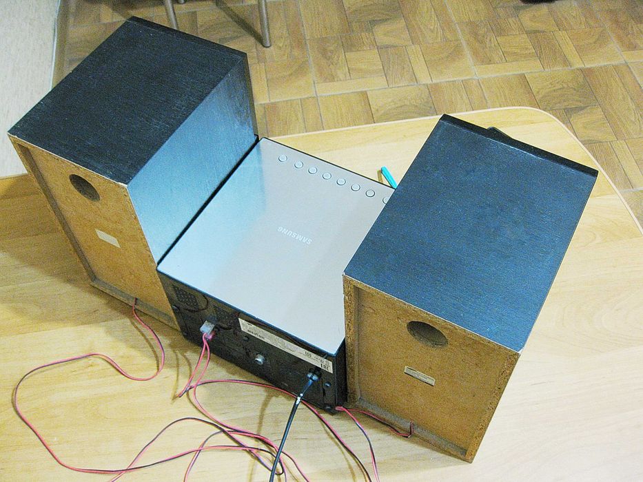 Музыкальный центр Samsung MM-E330D.