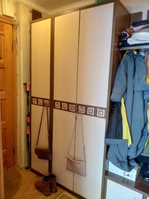 Продам прихожую .