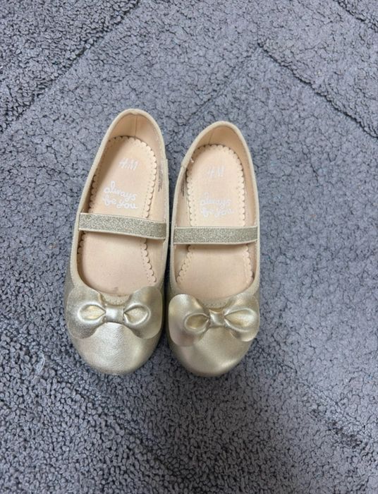 Pantofi auri numarul 28