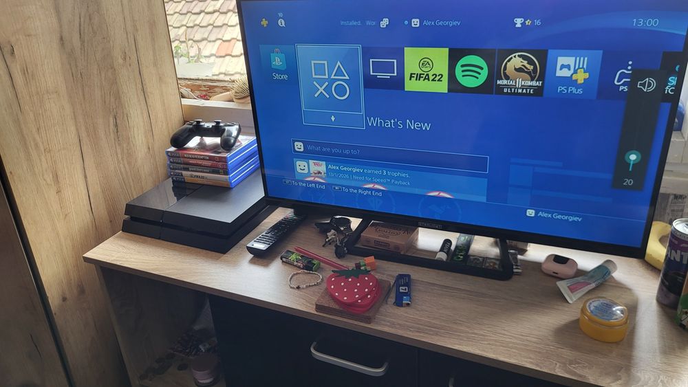 Playstation 4 1TB с 2 джойстика+5 игри подарък