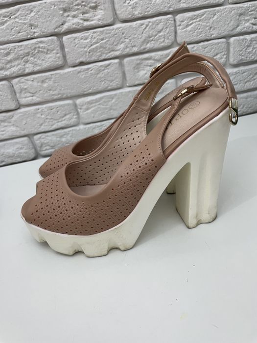 Летние открытые босоножки