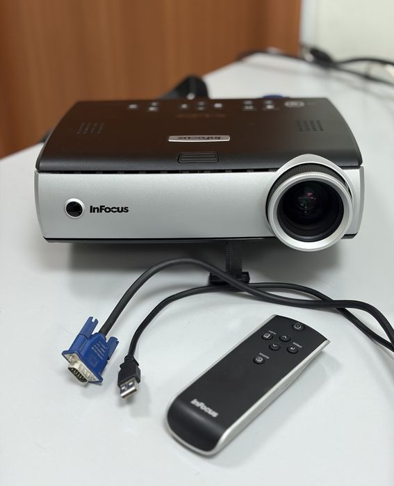 VGA Проектор InFocus W320 с пультом в отличном рабочем состоянии