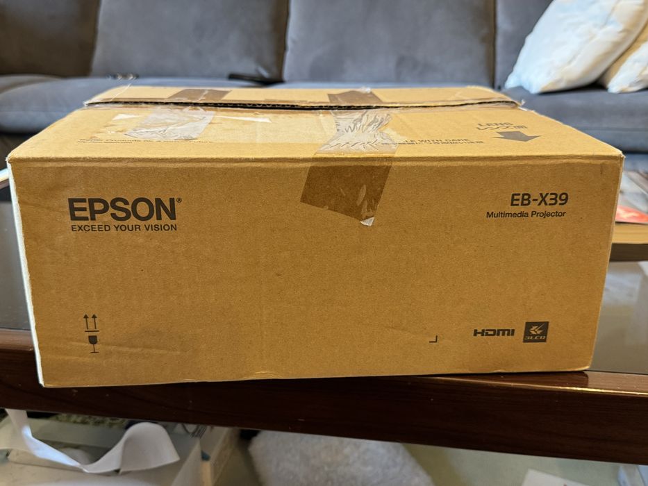 Vând videoproiector Epson EB-X39, în stare excelentă