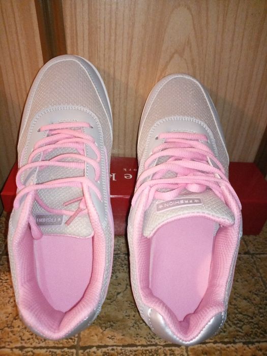 Дамски маратонки номер 39.Изпращам по Еконт или Спиди