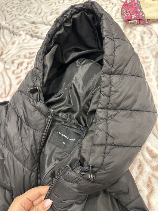 Черная жилетка и пальто-пуховик